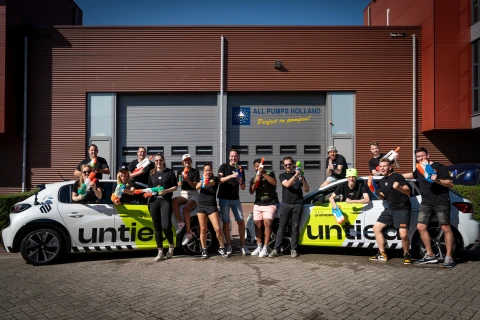 Untied teamfoto watergevecht