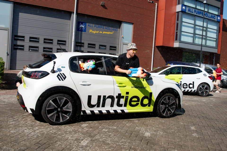 Untied watergevecht auto